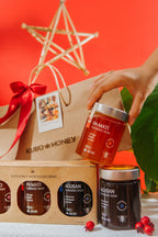 Taking a jar out of the Hapag Set box